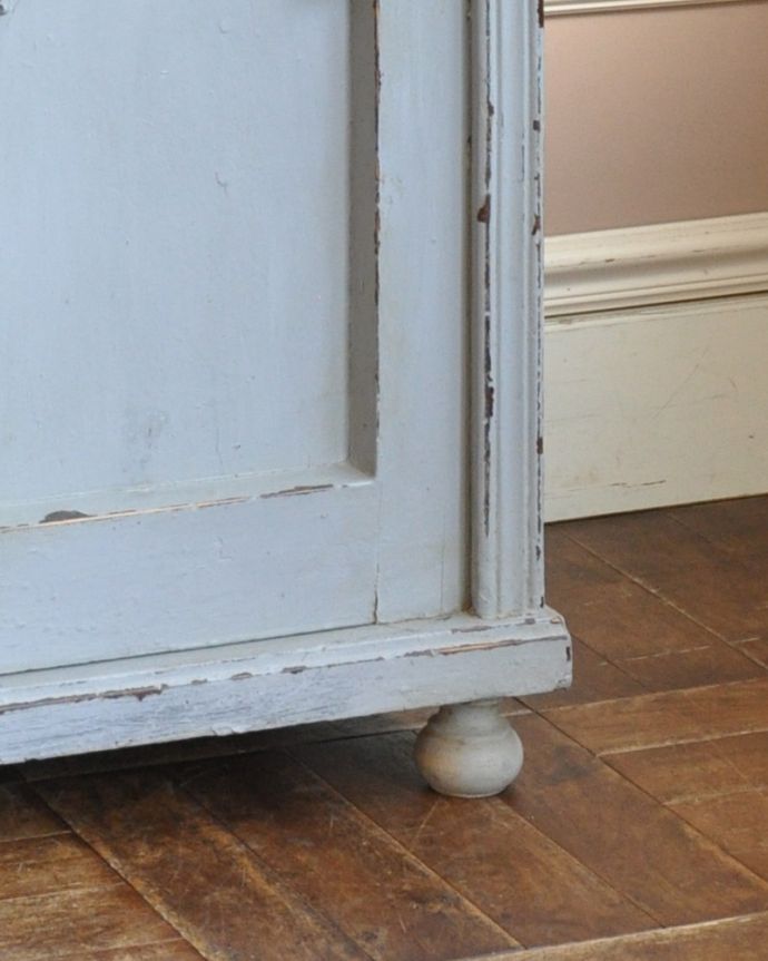 アンティークのキャビネット アンティーク家具 フランスのアンティーク家具、大人っぽいグレーカラーのドレッサー。ちょっと凝った彫りのデザインの脚。(d-712-f-1)