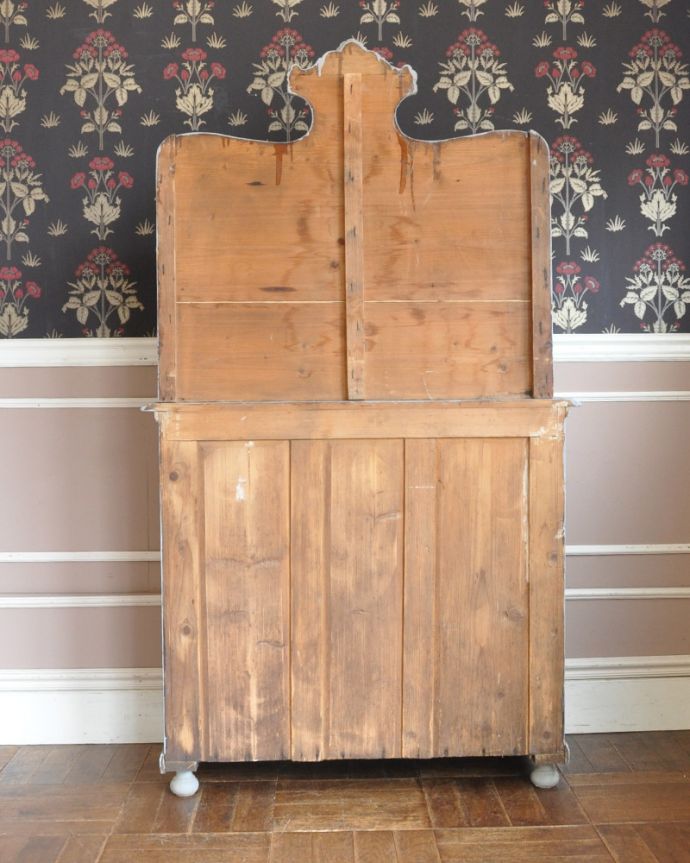 アンティークのキャビネット アンティーク家具 フランスのアンティーク家具、大人っぽいグレーカラーのドレッサー。アンティークは新品ではないので、もちろん経年変化によるキズはありますが、専門の職人が目立たないようキレイにお直しをしているので、後姿までキレイです。(d-712-f-1)