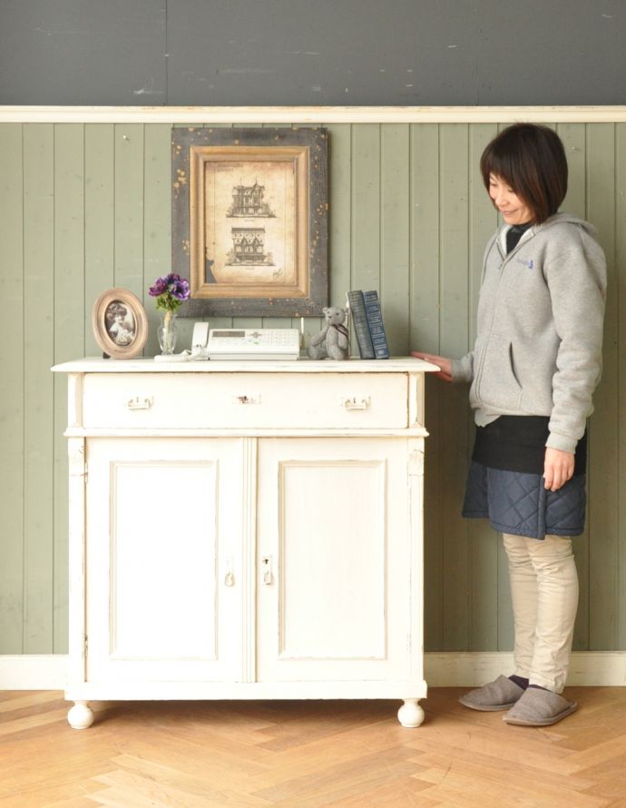 アンティークのキャビネット　アンティーク家具　フランスのアンティークペイント家具、フレンチテイストの素敵なキャビネット。リビングでおもちゃや雑誌などの日用品を片付けたり、ダイニングで食器棚としていかがですか？とっても様になるので、リビングやキッチンの顔になってくれます！（モデルの身長は163ｃｍです）。(d-714-f-2)