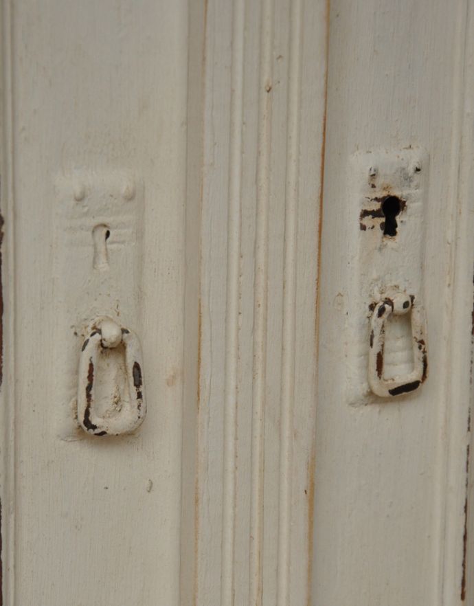 アンティークのキャビネット　アンティーク家具　フランスのアンティークペイント家具、フレンチテイストの素敵なキャビネット。アンティークの鍵穴があります。(d-714-f-2)