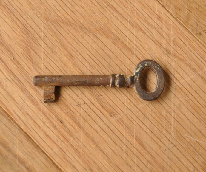 アンティークのキャビネット　アンティーク家具　フランスのアンティークペイント家具、フレンチテイストの素敵なキャビネット。鍵も一緒に見つかりましたが、鍵は使用できないので装飾の一部としてお楽しみ下さい。(d-714-f-2)