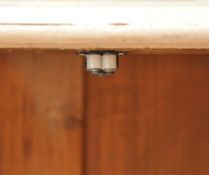 アンティークのキャビネット　アンティーク家具　フランスのアンティークペイント家具、フレンチテイストの素敵なキャビネット。扉にはローラーキャッチャーが付いているので、開け閉めはスムーズです。(d-714-f-2)