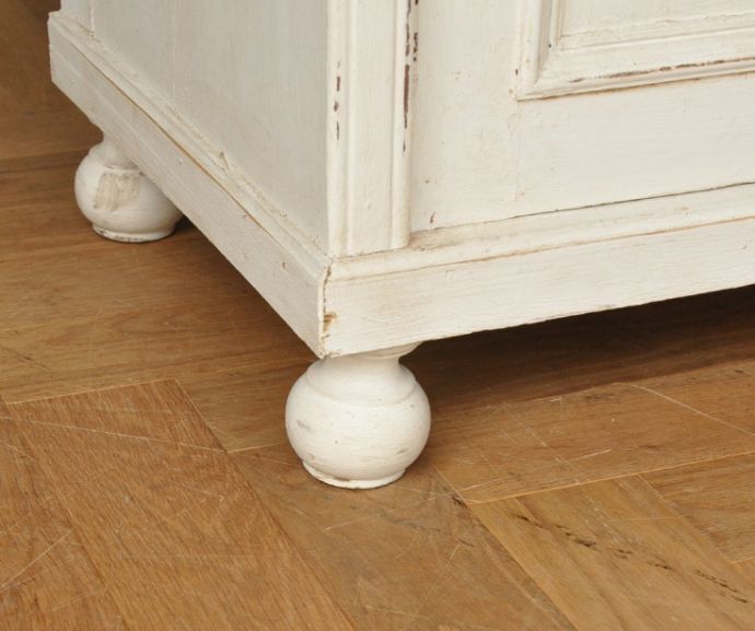 アンティークのキャビネット　アンティーク家具　フランスのアンティークペイント家具、フレンチテイストの素敵なキャビネット。玉ねぎ形の脚。(d-714-f-2)