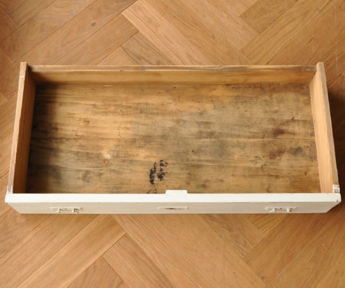 アンティークのキャビネット　アンティーク家具　フランスのアンティークペイント家具、フレンチテイストの素敵なキャビネット。大きな引き出しが１杯付いています。(d-714-f-2)