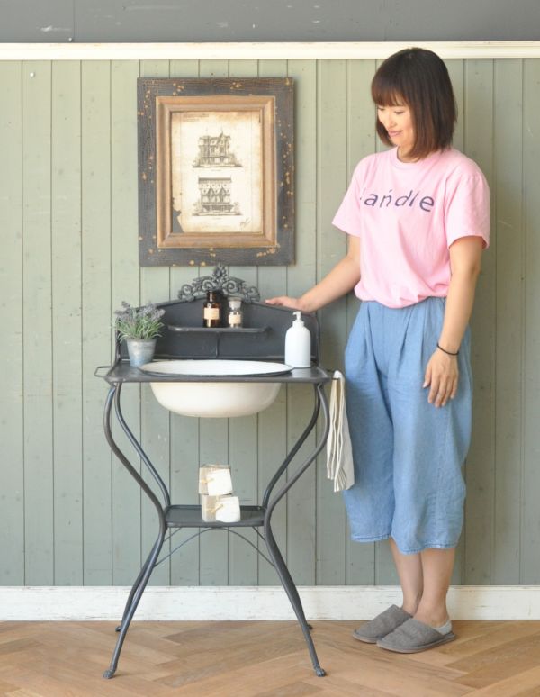 めずらしい家具 アンティーク家具 可愛らしいアンティーク家具、グレーペイントのアイアンウォッシュスタンド。女性が作業しやすい高さです。(d-722-f-1)