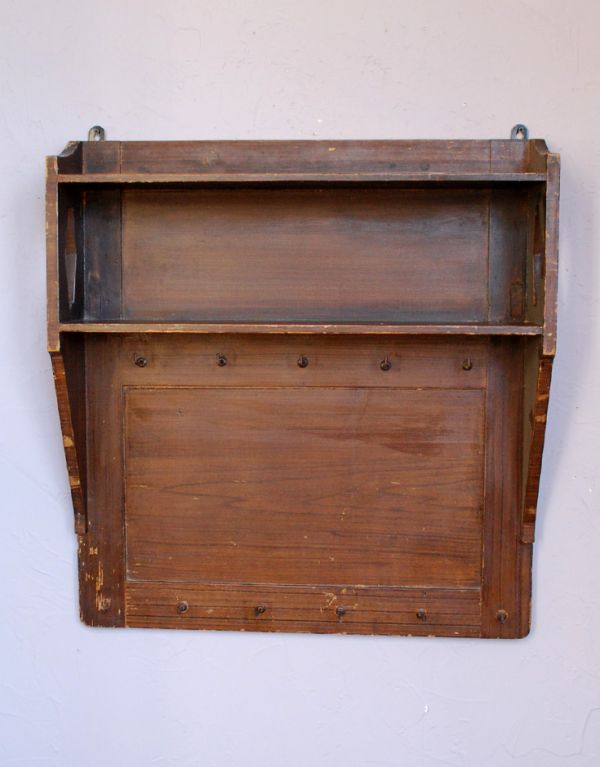 ウォールシェルフ・ウォールハンガー　アンティーク家具　たっぷり掛けられて、たっぷりディスプレイ！フランスアンティークのウッドシェルフ。小物入れがあり、雑貨が置ける珍しいデザイン。(d-742-f-1)