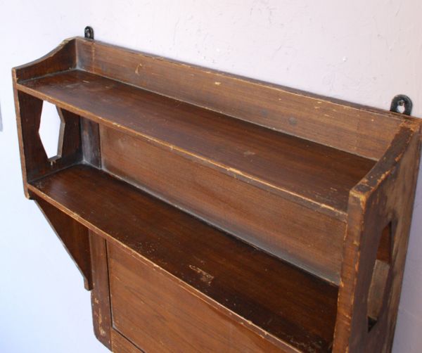 ウォールシェルフ・ウォールハンガー　アンティーク家具　たっぷり掛けられて、たっぷりディスプレイ！フランスアンティークのウッドシェルフ。天板は広々しているので写真立てや絵を飾ってもステキ！。(d-742-f-1)