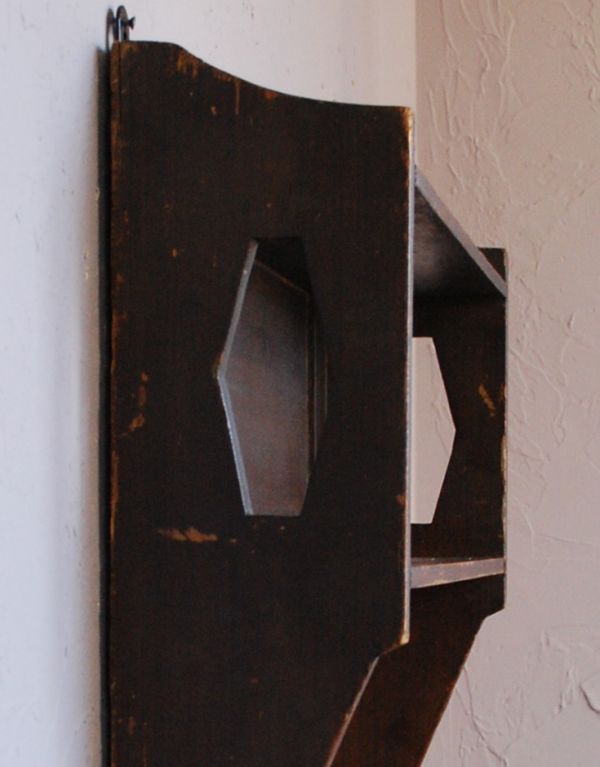 ウォールシェルフ・ウォールハンガー　アンティーク家具　たっぷり掛けられて、たっぷりディスプレイ！フランスアンティークのウッドシェルフ。こんな素敵なウォールシェルフがあれば、本格的な外国のお部屋のようになります。(d-742-f-1)