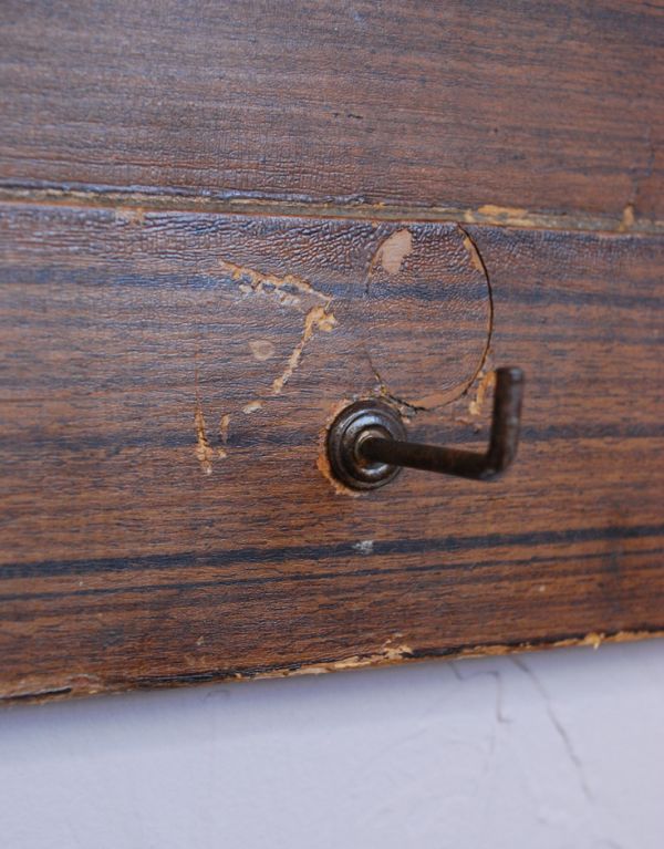 ウォールシェルフ・ウォールハンガー　アンティーク家具　たっぷり掛けられて、たっぷりディスプレイ！フランスアンティークのウッドシェルフ。フックが上下５個ずつあります。(d-742-f-1)