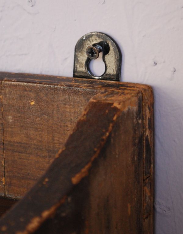 ウォールシェルフ・ウォールハンガー　アンティーク家具　たっぷり掛けられて、たっぷりディスプレイ！フランスアンティークのウッドシェルフ。市販のネジで壁にしっかり固定してお使いください。(d-742-f-1)