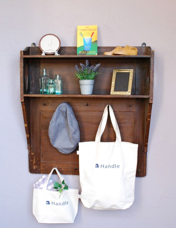 ウォールシェルフ・ウォールハンガー　アンティーク家具　たっぷり掛けられて、たっぷりディスプレイ！フランスアンティークのウッドシェルフ。。(d-742-f-1)