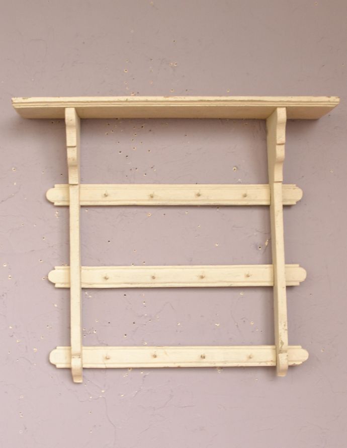 ウォールシェルフ・ウォールハンガー　アンティーク家具　1930年代のアンティーク シェルフ （アイボリー）。寂しかった壁が一気に華やかになりますよ！リビング、廊下、階段、子ども部屋・・・どこに付けようかな？【 全体 】幅65×高さ60×奥行14.5cm【 １段目 】幅61cm【 ２段目 】幅61cm【 ３段目 】幅61cm。(d-743-f-1)