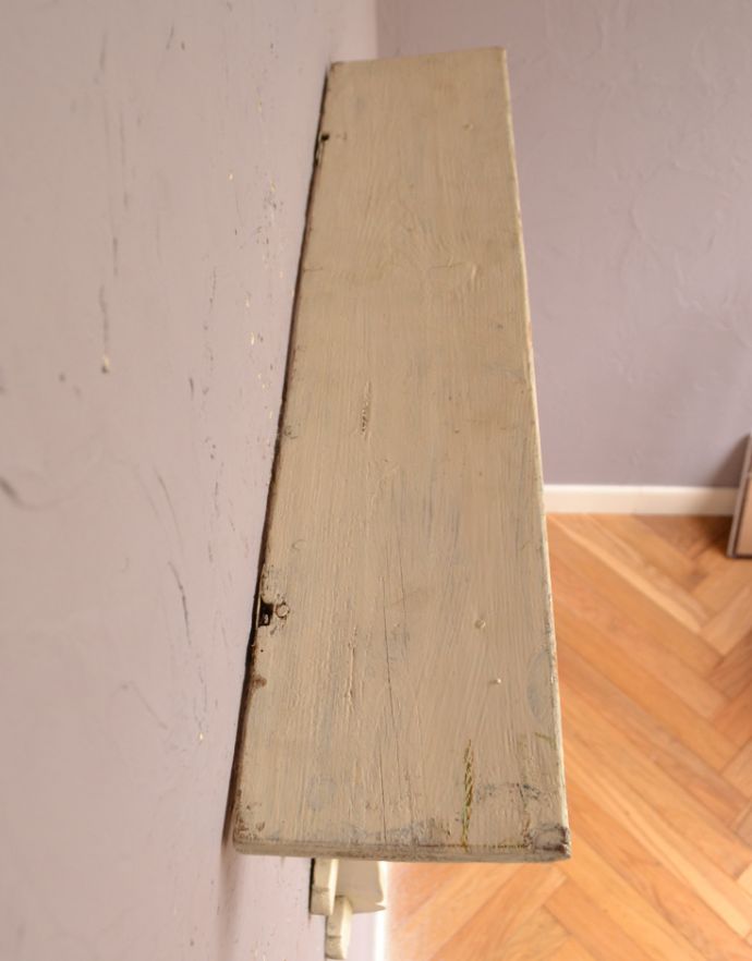 ウォールシェルフ・ウォールハンガー　アンティーク家具　1930年代のアンティーク シェルフ （アイボリー）。【 天板 】幅65×奥行14.5cm。(d-743-f-1)
