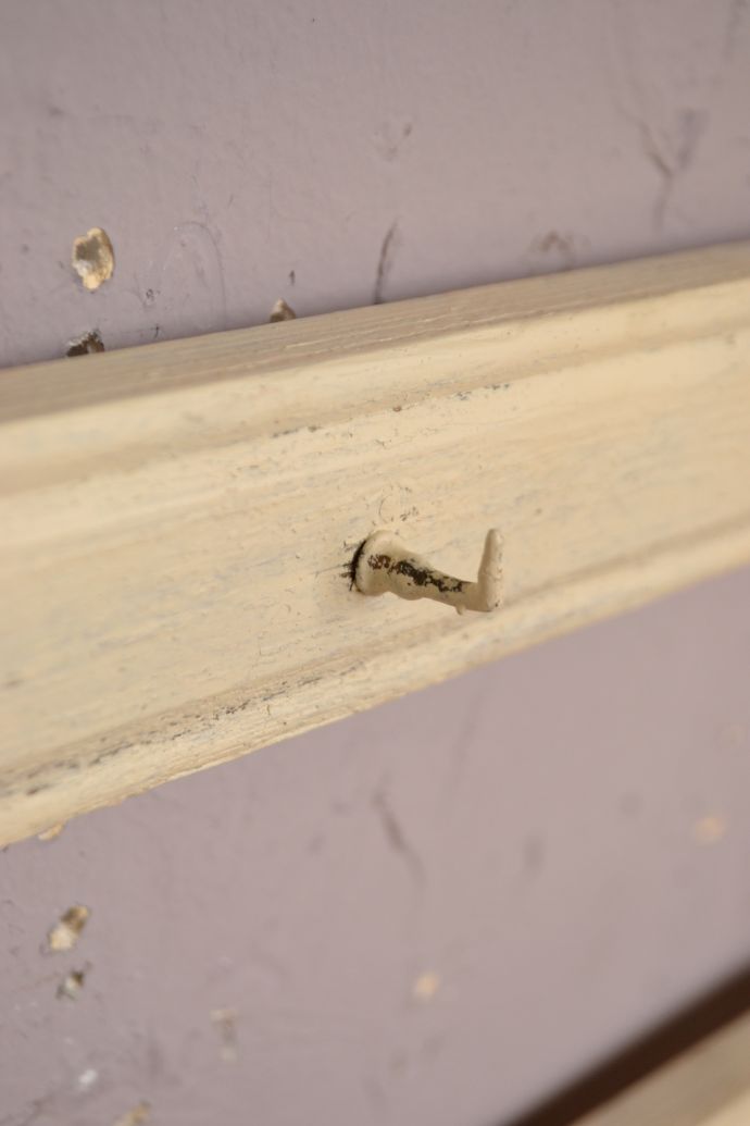 ウォールシェルフ・ウォールハンガー　アンティーク家具　1930年代のアンティーク シェルフ （アイボリー）。フックはこんな感じ。(d-743-f-1)