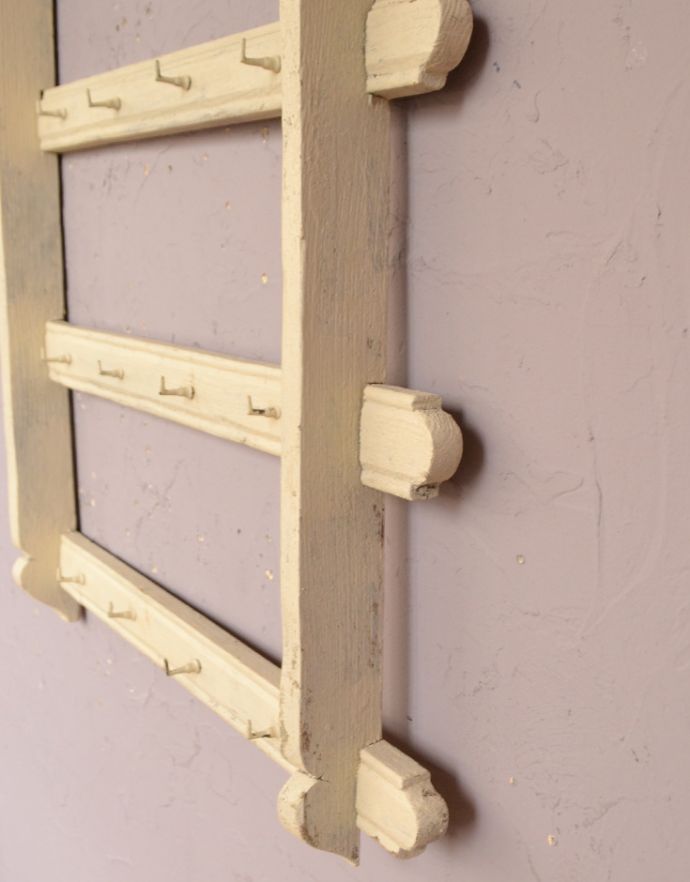 ウォールシェルフ・ウォールハンガー　アンティーク家具　1930年代のアンティーク シェルフ （アイボリー）。しっかりと組まれているので、長くお使いいただけます。(d-743-f-1)