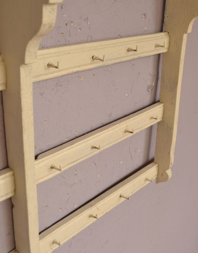 ウォールシェルフ・ウォールハンガー　アンティーク家具　1930年代のアンティーク シェルフ （アイボリー）。全部で１２個のフックが付いています。(d-743-f-1)