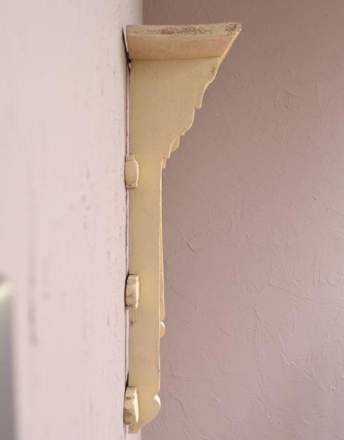 ウォールシェルフ・ウォールハンガー　アンティーク家具　1930年代のアンティーク シェルフ （アイボリー）。奥行きが浅く、コンパクトなサイズなので場所を取りません。(d-743-f-1)