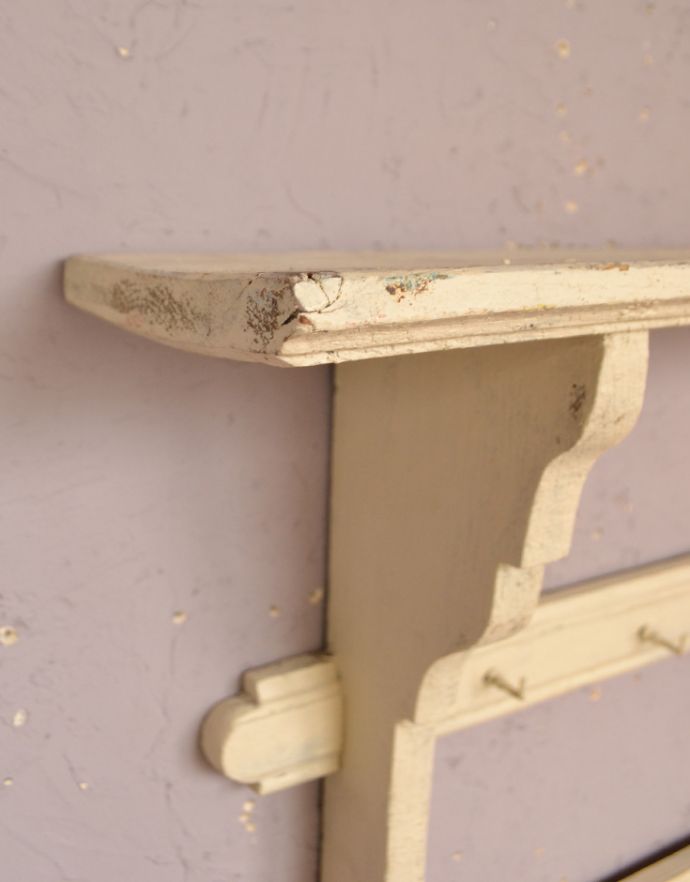 ウォールシェルフ・ウォールハンガー　アンティーク家具　1930年代のアンティーク シェルフ （アイボリー）。アンティークのため、多少の汚れ・傷はありますが使用上は問題ありませんのでご安心くださいね。(d-743-f-1)