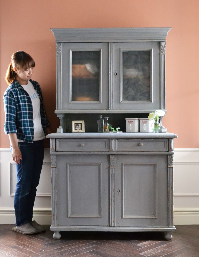 アンティークのキャビネット　アンティーク家具　グレーペイントのフレンチインテリア、フランスのカップボード（食器棚）。このカップボードの前に立つだけでワクワクします。(d-773-f-2)