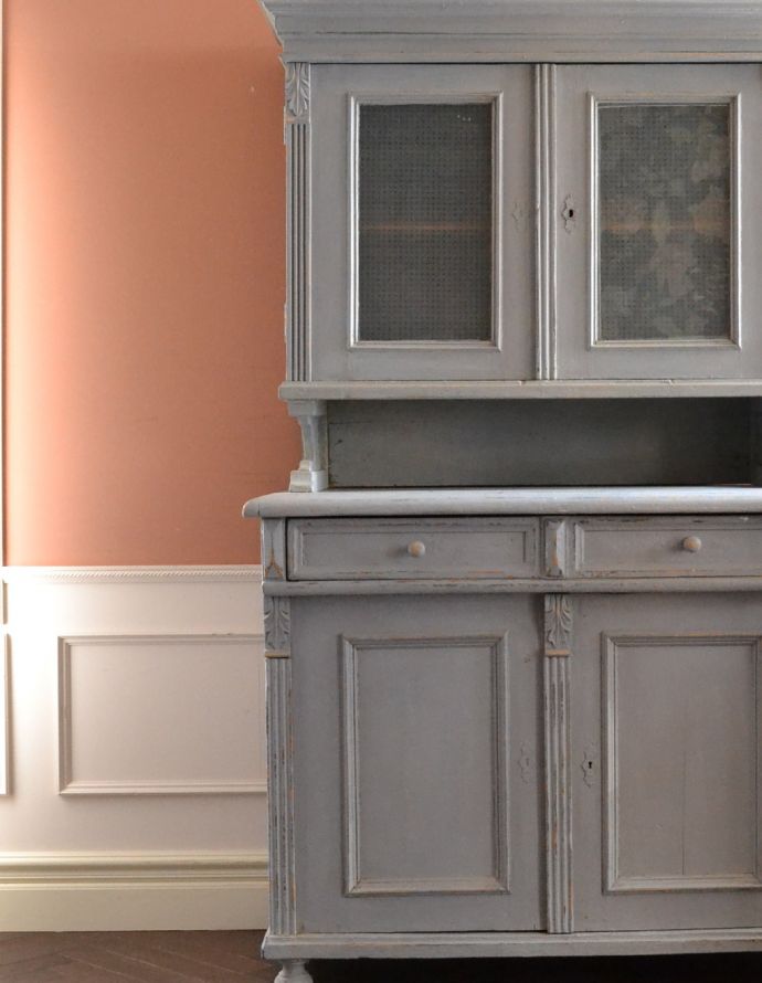 アンティークのキャビネット　アンティーク家具　グレーペイントのフレンチインテリア、フランスのカップボード（食器棚）。どこからみても美しいカップボード。(d-773-f-2)