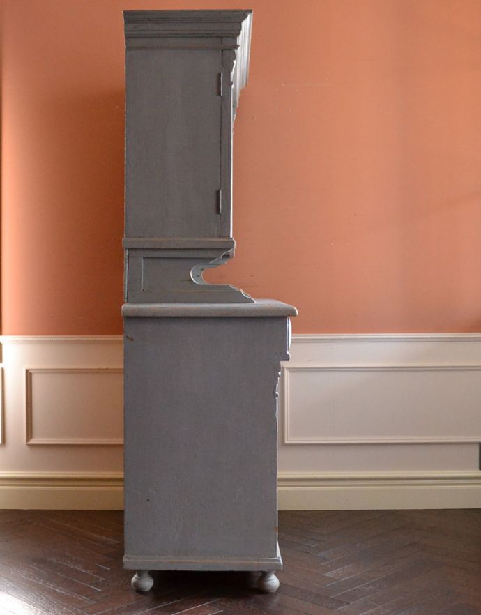 アンティークのキャビネット　アンティーク家具　グレーペイントのフレンチインテリア、フランスのカップボード（食器棚）。サイドもきれいにペイントされています。(d-773-f-2)