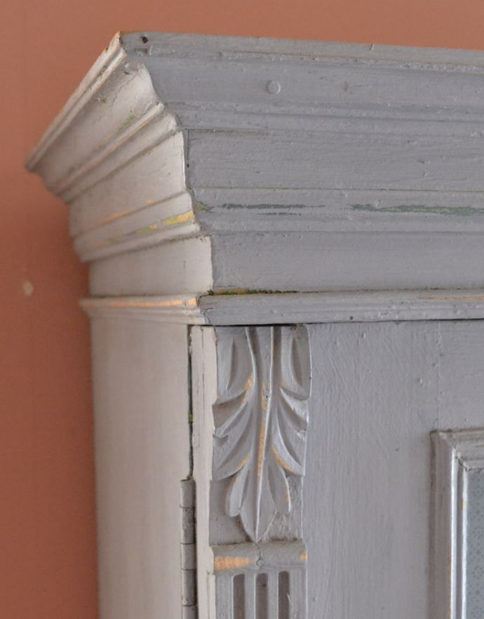 アンティークのキャビネット　アンティーク家具　グレーペイントのフレンチインテリア、フランスのカップボード（食器棚）。美しい彫にうっとり。(d-773-f-2)