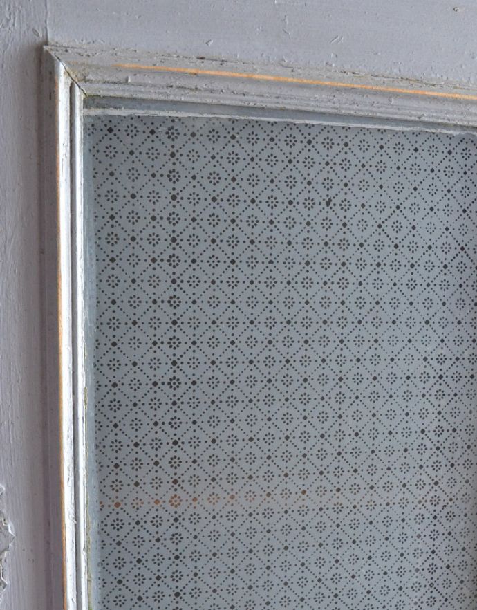 アンティークのキャビネット　アンティーク家具　グレーペイントのフレンチインテリア、フランスのカップボード（食器棚）。すりガラスの中にたくさんのお花が咲いています！よくぞキレイに残っていてくれました。(d-773-f-2)