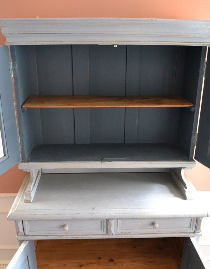 アンティークのキャビネット　アンティーク家具　グレーペイントのフレンチインテリア、フランスのカップボード（食器棚）。上の棚の内側はブルーペイント。(d-773-f-2)