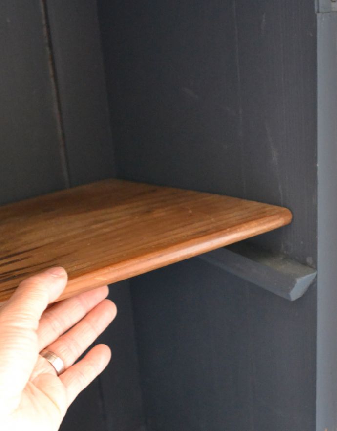 アンティークのキャビネット　アンティーク家具　グレーペイントのフレンチインテリア、フランスのカップボード（食器棚）。飾り棚の棚板は可動です。(d-773-f-2)