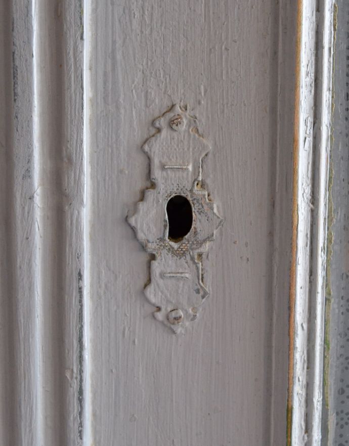 アンティークのキャビネット　アンティーク家具　グレーペイントのフレンチインテリア、フランスのカップボード（食器棚）。アンティークらしい味わいのある鍵穴です。(d-773-f-2)