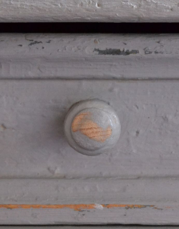 アンティークのキャビネット　アンティーク家具　グレーペイントのフレンチインテリア、フランスのカップボード（食器棚）。風合いがいい感じの取っ手。(d-773-f-2)