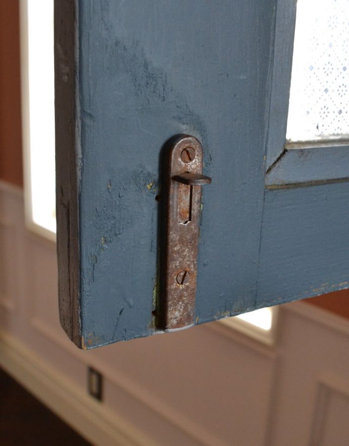 アンティークのキャビネット　アンティーク家具　グレーペイントのフレンチインテリア、フランスのカップボード（食器棚）。扉を留めるためのストッパーも当時のものです。(d-773-f-2)