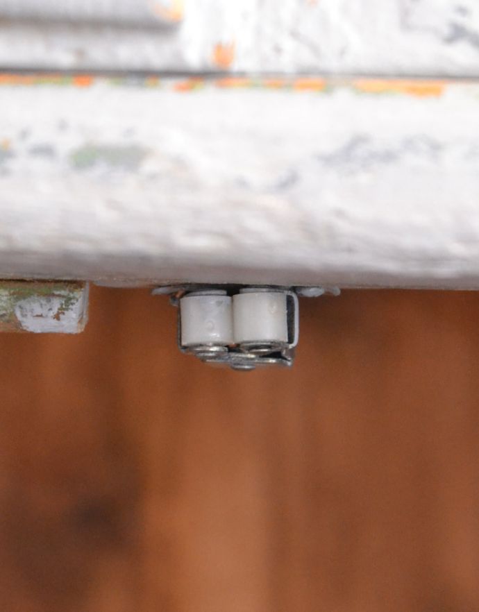 アンティークのキャビネット　アンティーク家具　グレーペイントのフレンチインテリア、フランスのカップボード（食器棚）。扉にはローラーキャッチャーが付いているので、開け閉めがスムーズです。(d-773-f-2)