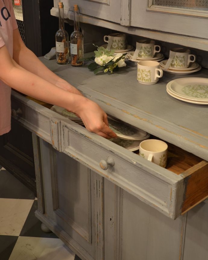アンティークのキャビネット　アンティーク家具　グレーペイントのフレンチインテリア、フランスのカップボード（食器棚）。普段使いで実用的に引き出しもキレイに修復してあるので、ちゃんと実用的にものが収納できます。(d-773-f-2)