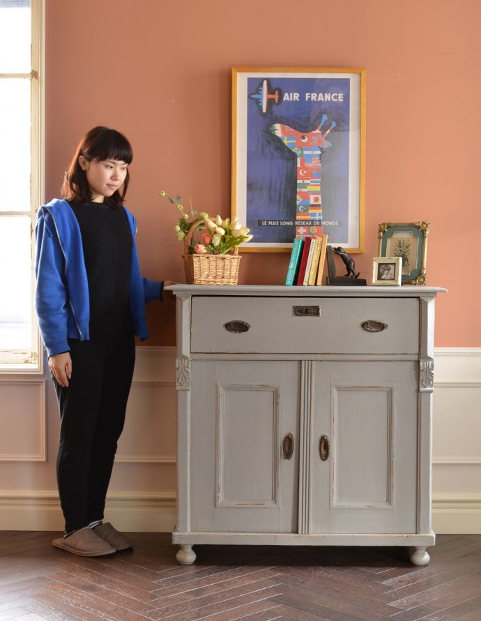 アンティークのキャビネット　アンティーク家具　グレーペイントのアンティークフレンチインテリア、おしゃれなキャビネット。リビングでおもちゃや雑誌などの日用品を片付けたり、ダイニングで食器棚としていかがですか？とっても様になるので、リビングやキッチンの顔になってくれます！（モデルの身長は158cmです）【 全体 】幅100×奥行47.5×高さ99.5cm。(d-780-f-2)