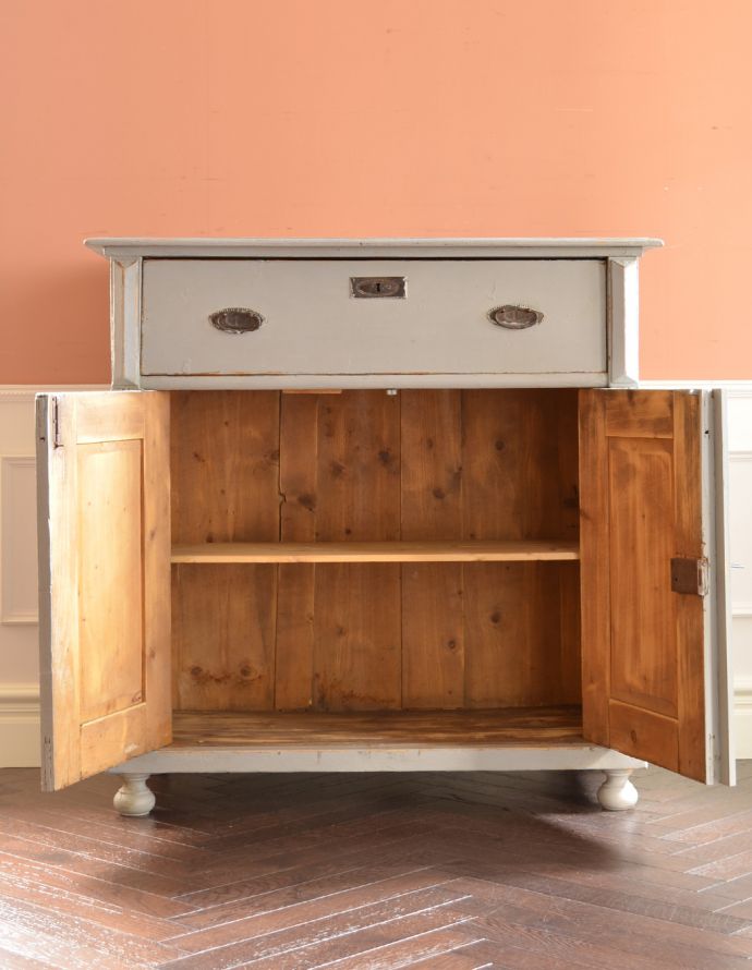 アンティークのキャビネット　アンティーク家具　グレーペイントのアンティークフレンチインテリア、おしゃれなキャビネット。見た目の美しさはモチロン、しっかり収納力もある優れたキャビネットです。(d-780-f-2)