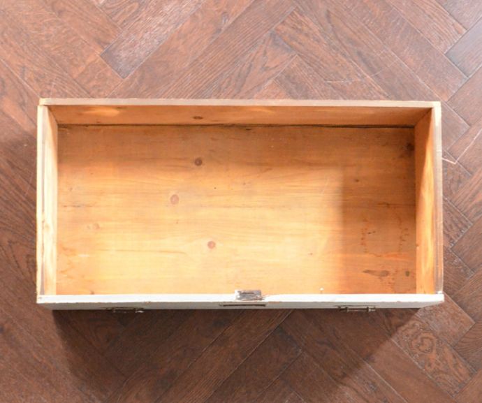 アンティークのキャビネット　アンティーク家具　グレーペイントのアンティークフレンチインテリア、おしゃれなキャビネット。引き出しの内側もキレイな状態なので何でも入れられます。(d-780-f-2)