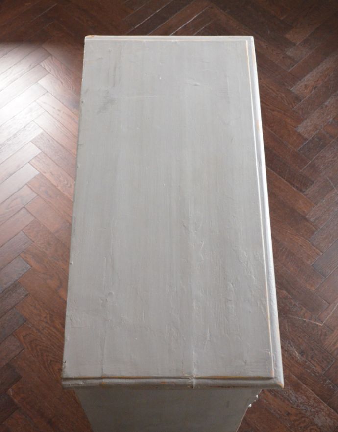 アンティークのキャビネット　アンティーク家具　グレーペイントのアンティークフレンチインテリア、おしゃれなキャビネット。天板もキレイに仕上げました。(d-780-f-2)