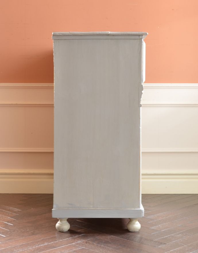 アンティークのキャビネット　アンティーク家具　グレーペイントのアンティークフレンチインテリア、おしゃれなキャビネット。サイドもきれいにペイントされています。(d-780-f-2)