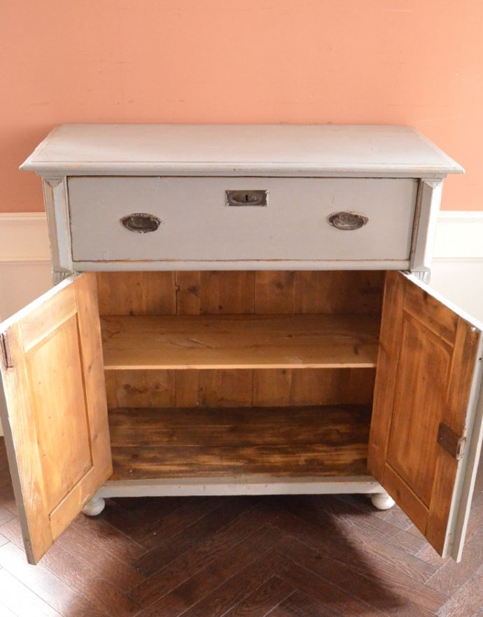 アンティークのキャビネット　アンティーク家具　グレーペイントのアンティークフレンチインテリア、おしゃれなキャビネット。内側はパインの木の色です。(d-780-f-2)