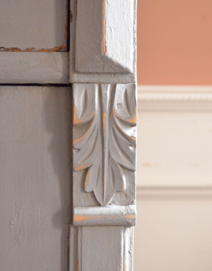 アンティークのキャビネット　アンティーク家具　グレーペイントのアンティークフレンチインテリア、おしゃれなキャビネット。美しい彫にうっとり。(d-780-f-2)