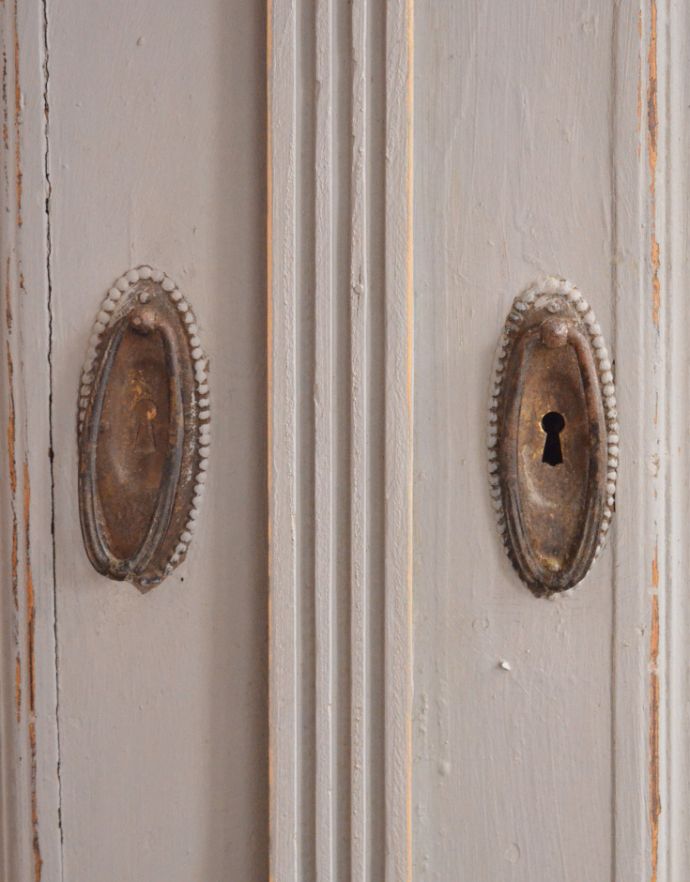 アンティークのキャビネット　アンティーク家具　グレーペイントのアンティークフレンチインテリア、おしゃれなキャビネット。扉は鍵をかけることができます。(d-780-f-2)