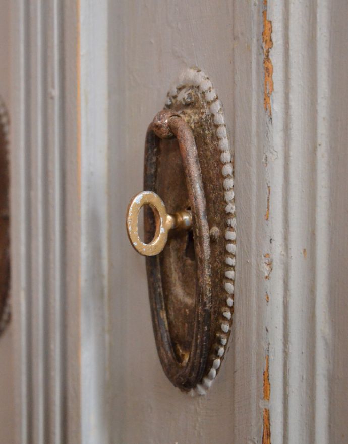 アンティークのキャビネット　アンティーク家具　グレーペイントのアンティークフレンチインテリア、おしゃれなキャビネット。アンティークの鍵穴があります。(d-780-f-2)