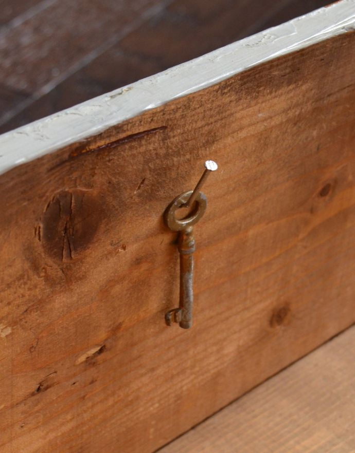 アンティークのキャビネット　アンティーク家具　グレーペイントのアンティークフレンチインテリア、おしゃれなキャビネット。鍵はこのように引き出し内部に引っ掛けて保管できます。(d-780-f-2)