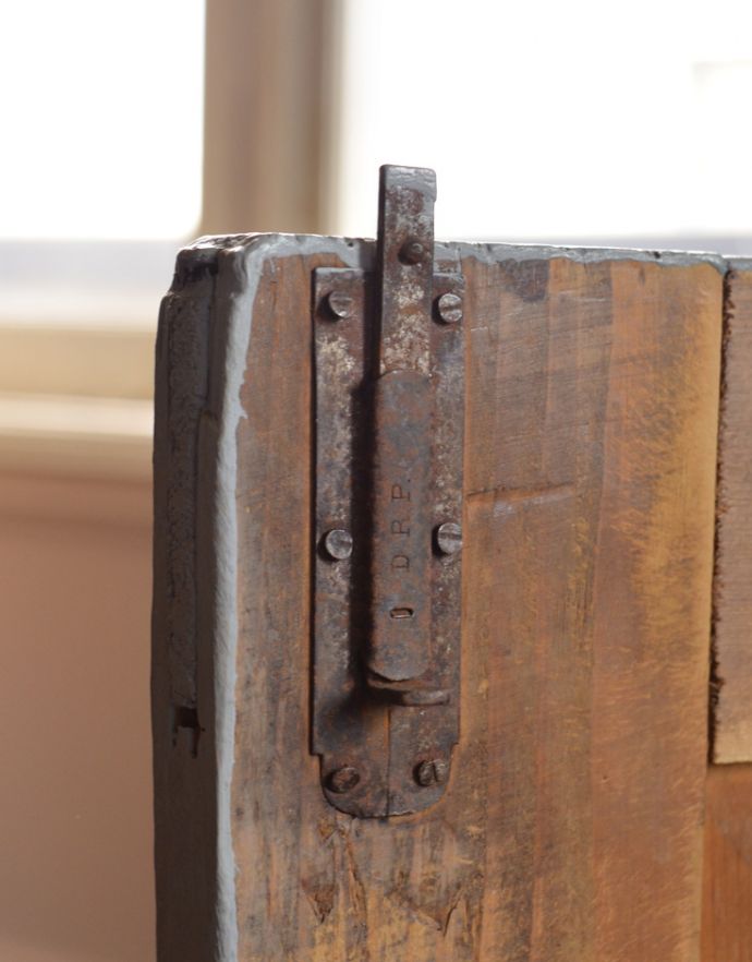 アンティークのキャビネット　アンティーク家具　グレーペイントのアンティークフレンチインテリア、おしゃれなキャビネット。扉を留めるためのストッパーも当時のものです。(d-780-f-2)