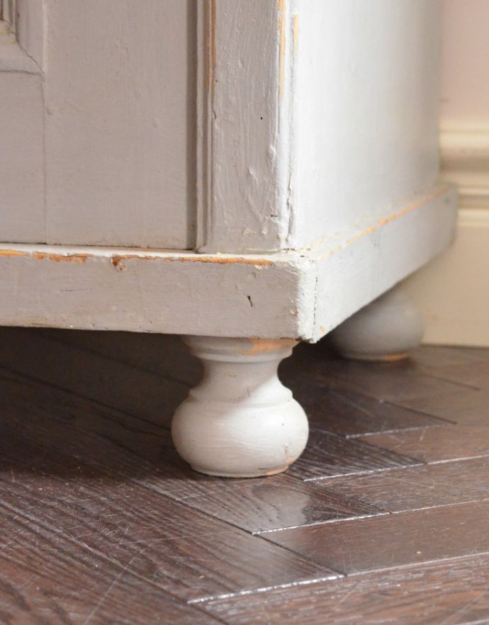 アンティークのキャビネット　アンティーク家具　グレーペイントのアンティークフレンチインテリア、おしゃれなキャビネット。丸くて可愛い脚です。(d-780-f-2)