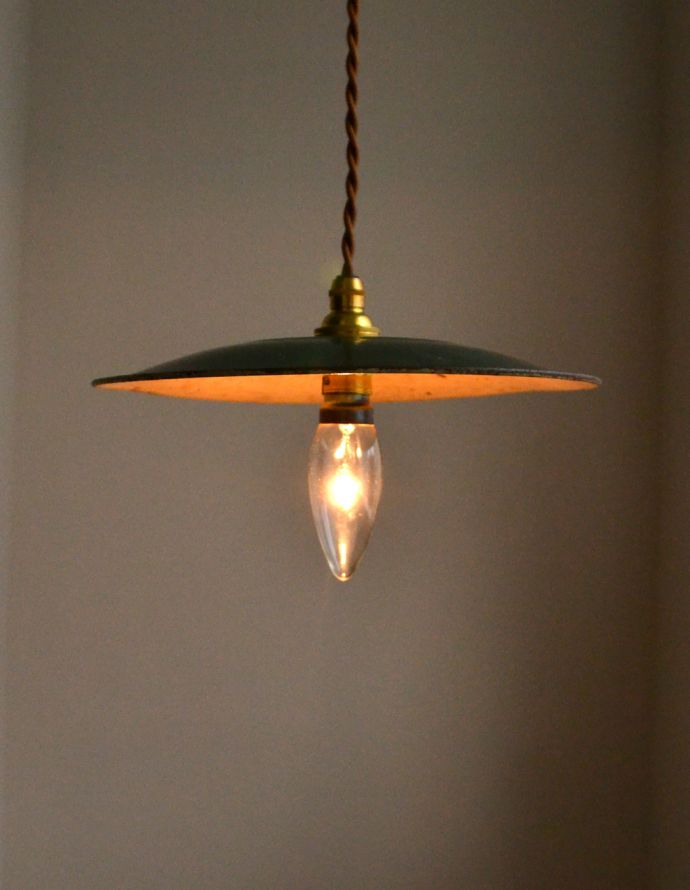 ペンダントライト　照明・ライティング　北欧スタイルにもオススメ、グリーンのエナメルランプシェード(ホーロー)（コード・シャンデリア球付き・ギャラリーなし）。ホーローの優しい雰囲気に癒されるので、毎日、夜がくるのが楽しくなります。(d-781-z)