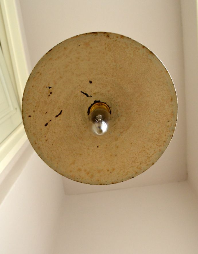 ペンダントライト　照明・ライティング　北欧スタイルにもオススメ、グリーンのエナメルランプシェード(ホーロー)（コード・シャンデリア球付き・ギャラリーなし）。テーブルをあたたかい明かりが優しく照らしてくれます。(d-781-z)