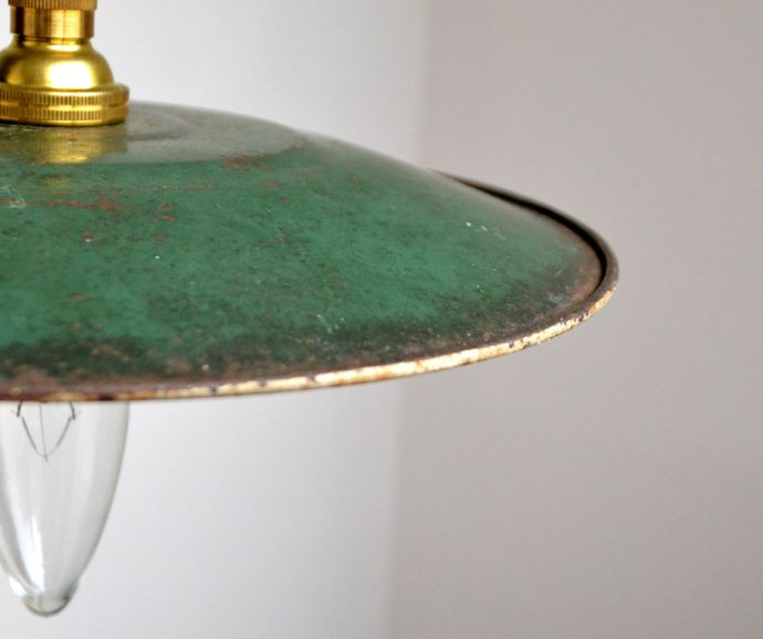 ペンダントライト　照明・ライティング　北欧スタイルにもオススメ、グリーンのエナメルランプシェード(ホーロー)（コード・シャンデリア球付き・ギャラリーなし）。シェードは、アンティークのホーローのためキズ、汚れが付いています。(d-781-z)