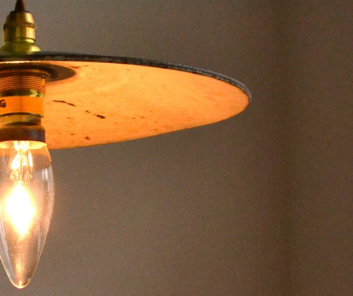 ペンダントライト　照明・ライティング　北欧スタイルにもオススメ、グリーンのエナメルランプシェード(ホーロー)（コード・シャンデリア球付き・ギャラリーなし）。アンティーク独特の持つ温かい雰囲気を楽しんでください。(d-781-z)